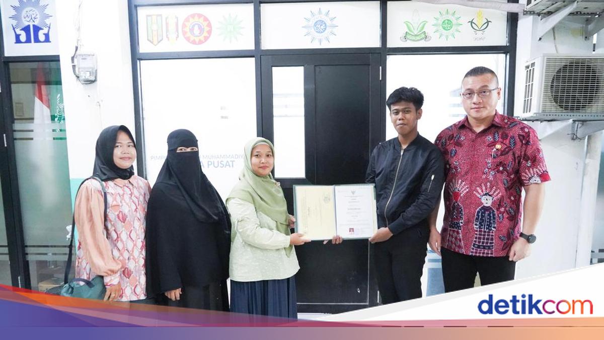 Jakarta Councillor Redeems Orphan's Withheld Certificate, Calls for End to Education Barriers