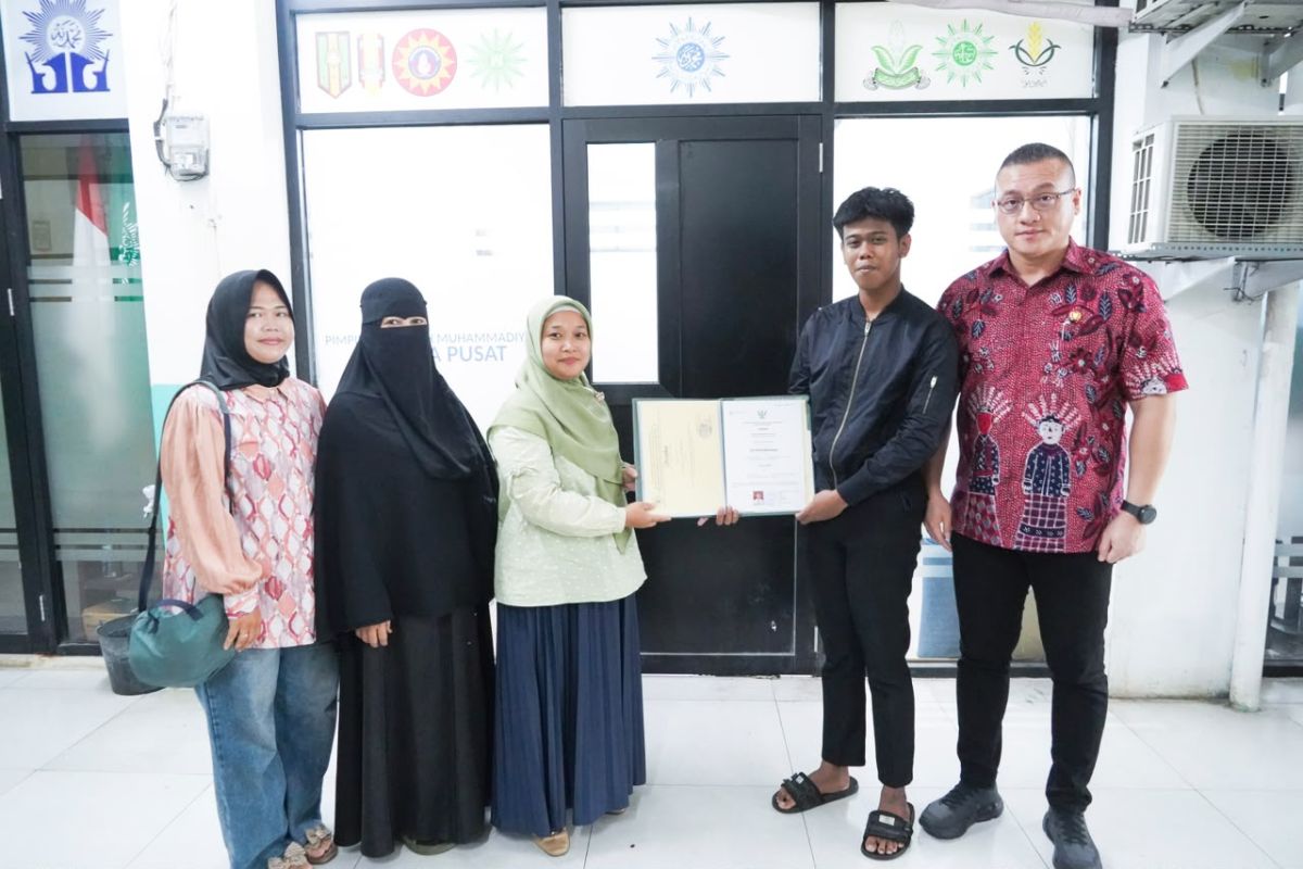 Jakarta Legislator Redeems Orphan's Diploma to Enable Job Applications