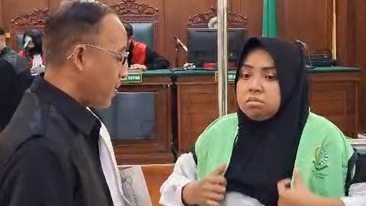 Woman in Surabaya Goes Viral for Demolishing Official Residence with Excavator