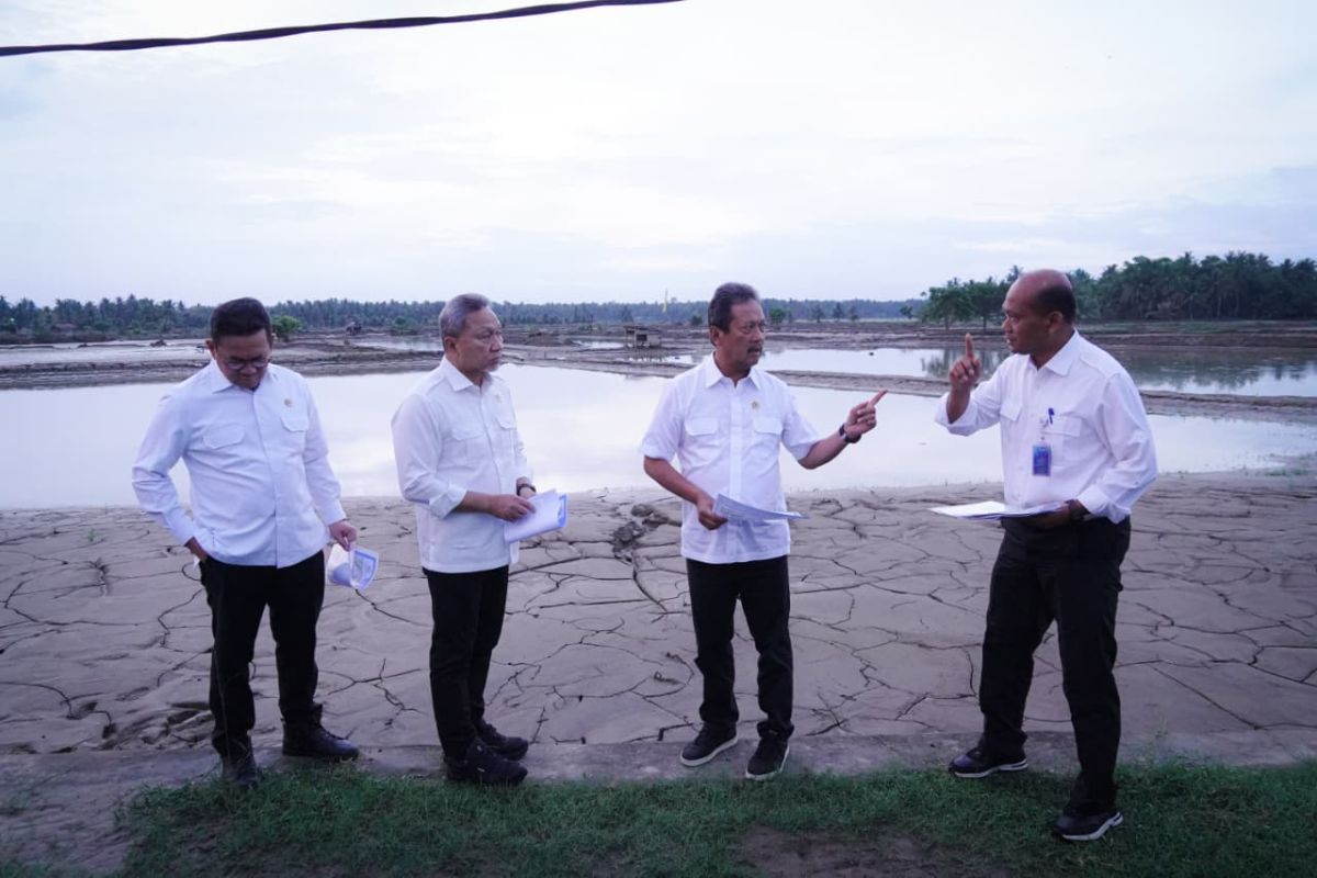 Government Distributes 12 Excavators to Restore Fish Farming in Sumatra