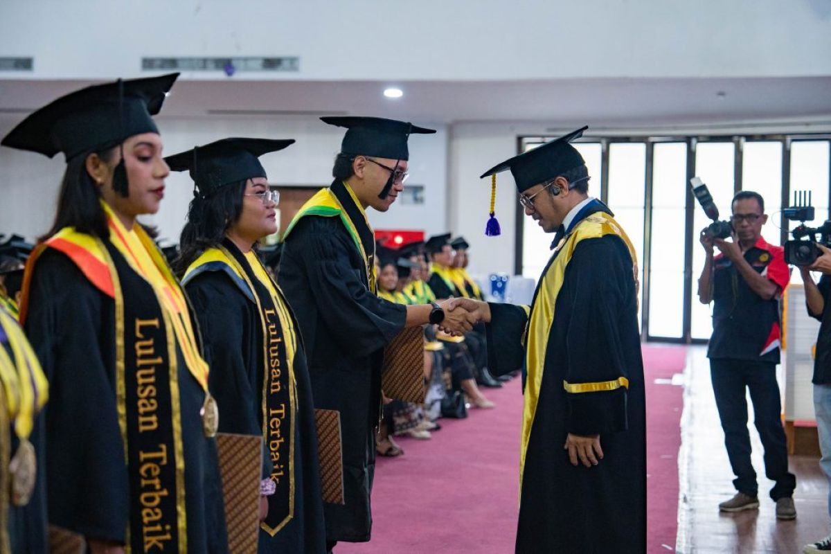 Undana Rector urges graduates to use AI without abandoning character