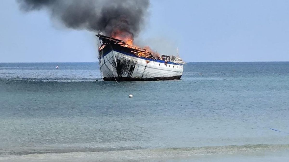 Tourist Pinisi Ship Catches Fire off Bulukumba, Six Crew Members Survive