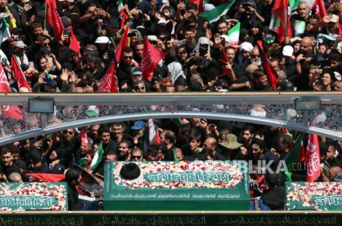 Millions of Iranians Escort Ayatollah Ali Khamenei, Call for Revenge