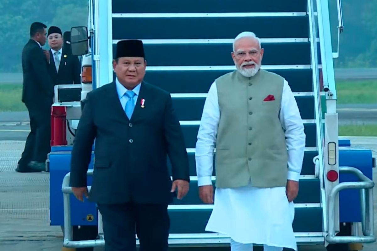 Prabowo Welcomes Indian PM Modi at Halim Perdanakusuma