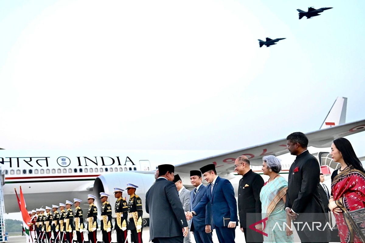 Three F-16s and Two Sukhois Escort PM Modi's Aircraft in Jakarta
