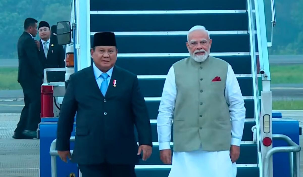 Three F-16s and Two Sukhois Escort Indian PM Narendra Modi's Arrival in Jakarta