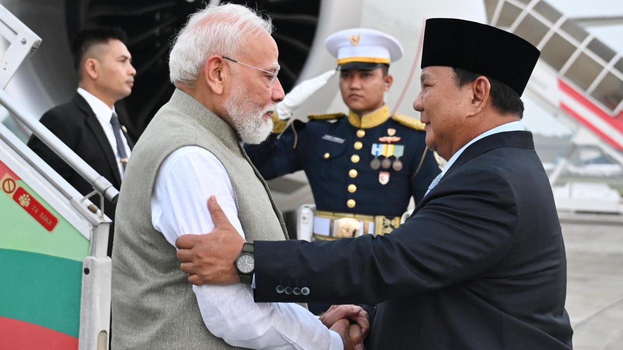 Indian PM Narendra Modi Arrives in Indonesia, Receives Warm Welcome from President Prabowo