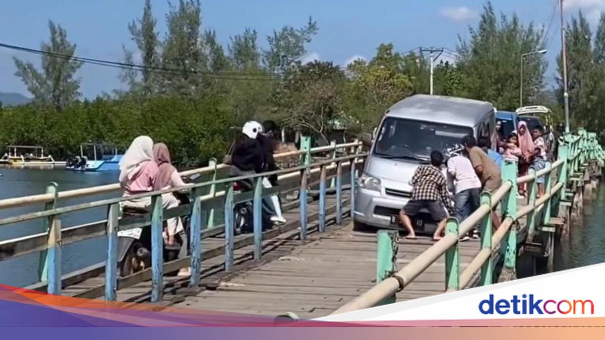 Tourist Vehicle Plunges Through Cemare Bridge in Lombok, Residents Demand Repairs