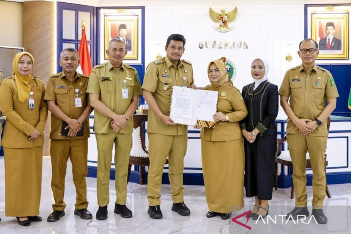 North Sumatra Governor Hands Over Acting Regent Decree for Langkat to Deputy Regent Tiorita