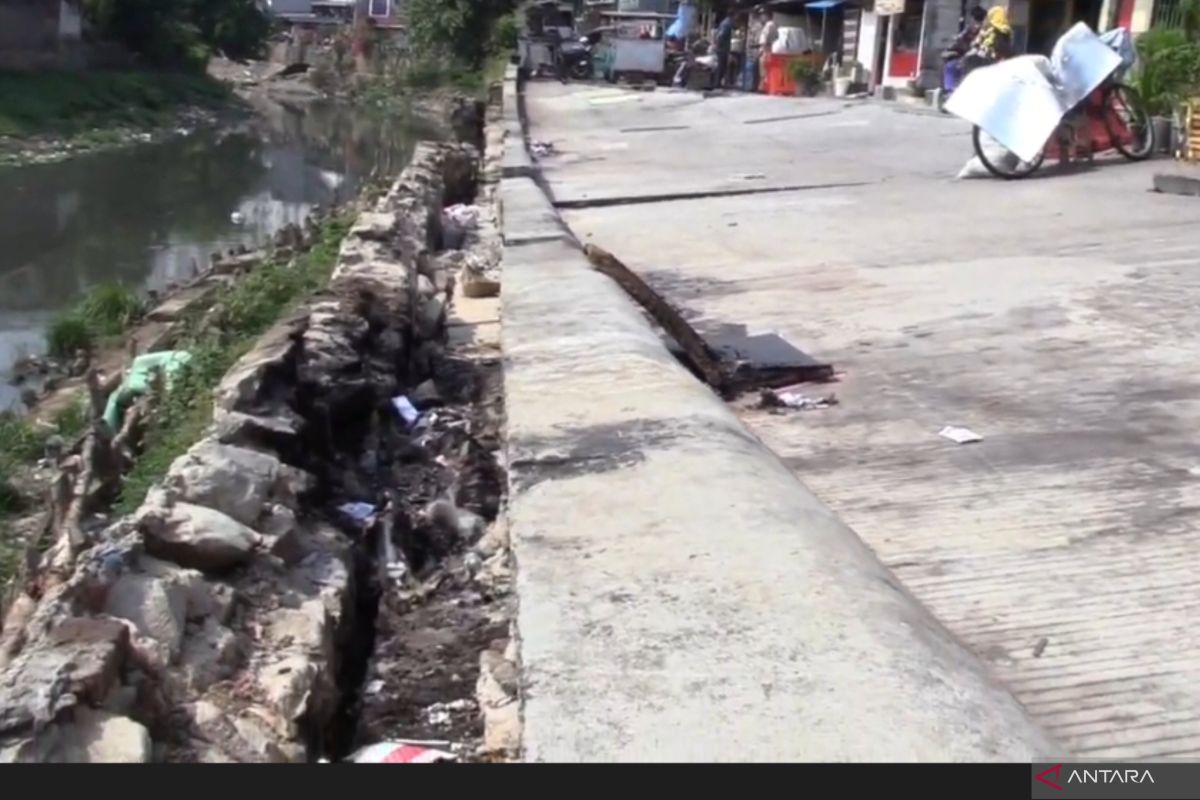 Residents complain about expanding road collapse in Pulo Gadung since April