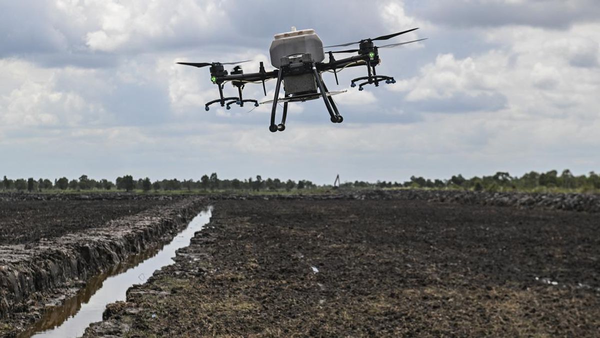 Video of Farmer Being Transported by Large Drone to and from Fields in Tuban Goes Viral