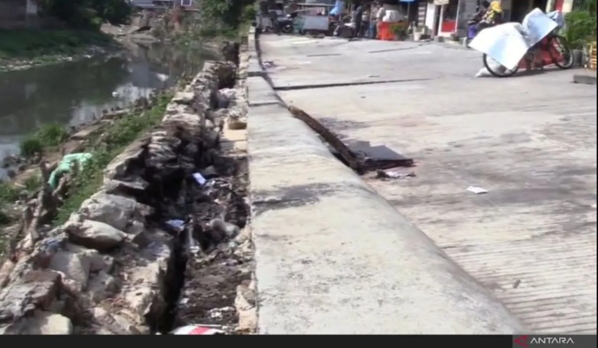 Collapsed Road in Pulo Gadung Left Unrepaired for Five Months