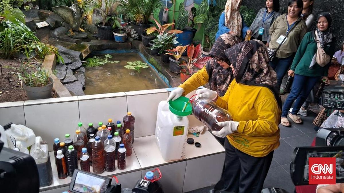 Pasar Minggu's Merah Putih Cooperative Collects Used Cooking Oil from Residents