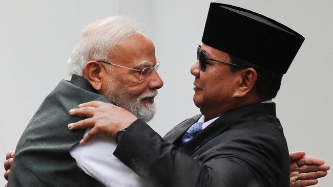 Prabowo Welcomes Modi at Merdeka Palace with Warm Embrace