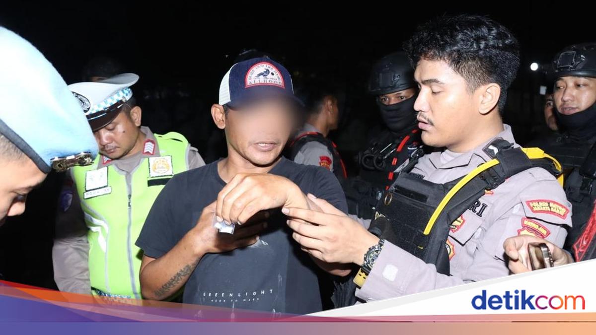 Police Arrest Two Men Carrying Drugs in West Jakarta Operation