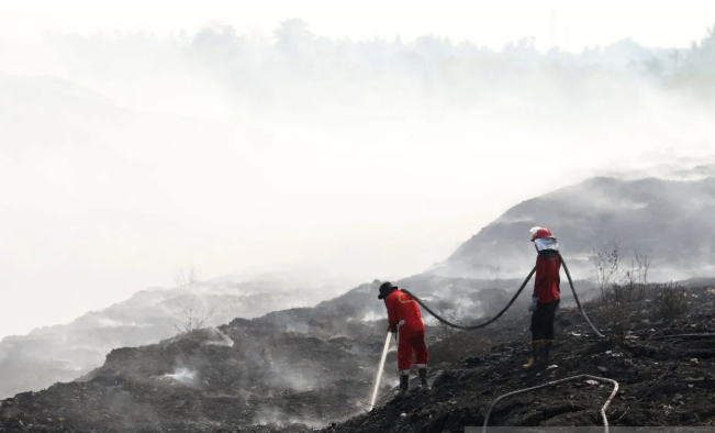 BNPB Extends Firefighting Operations at Jatiwaringin Landfill into the Night