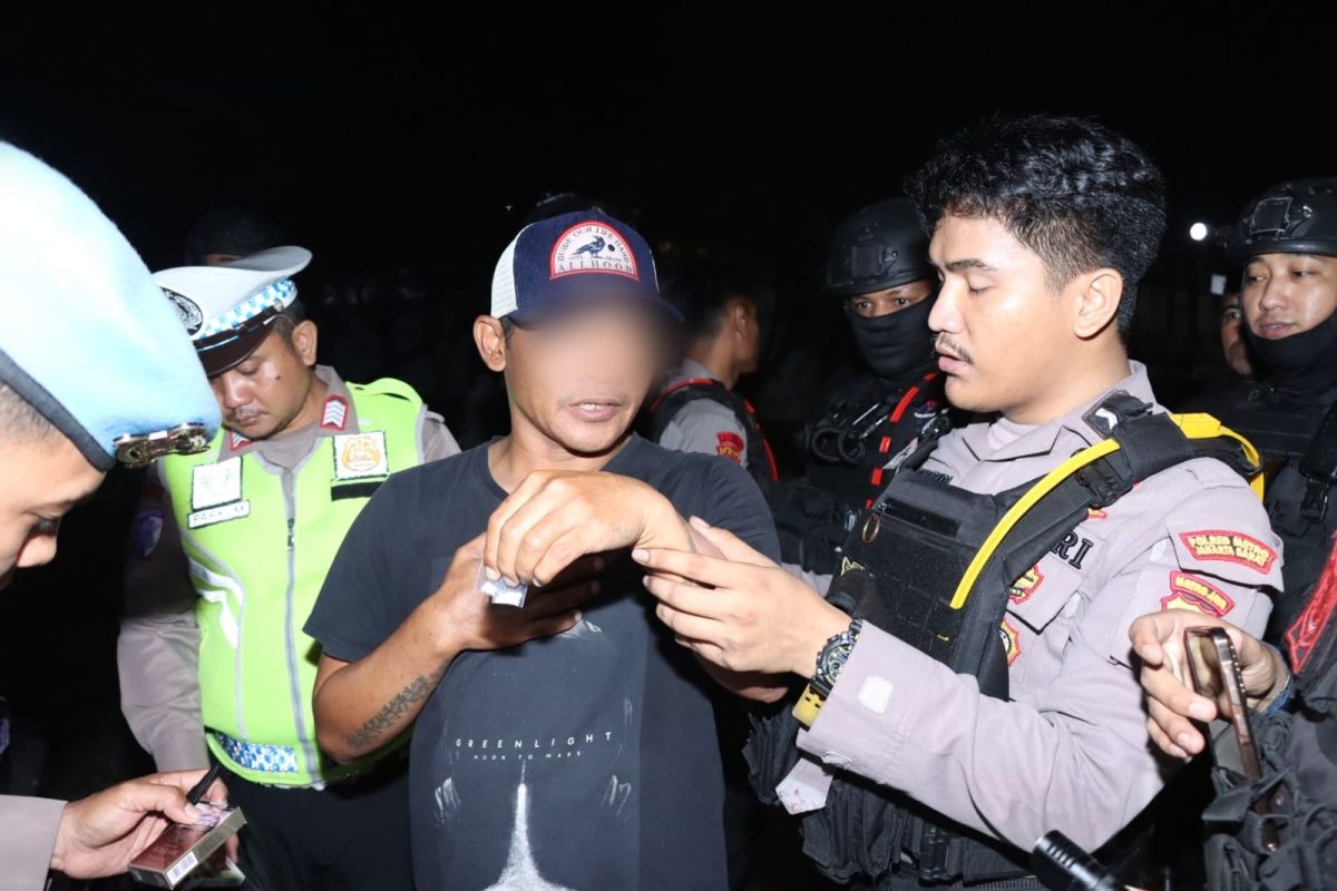 West Jakarta Police Arrest Two Men Carrying Methamphetamine and Prescription Drugs