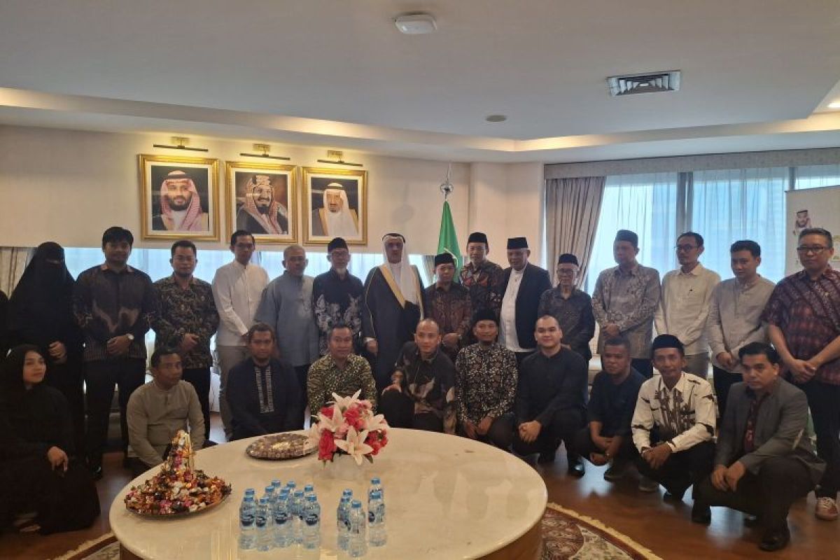 Saudi Ambassador Highlights King Salman's Commitment as 40-50 Indonesian Pilgrims Depart for Umrah