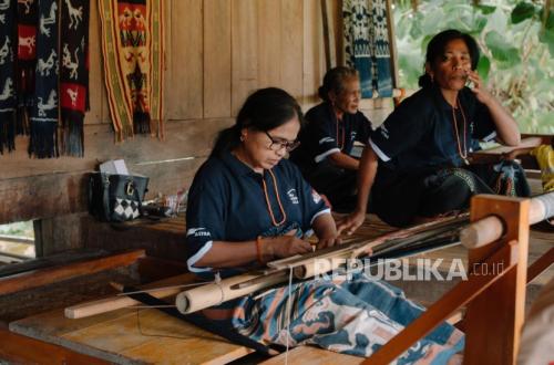 Sumba Weaving Introduced at Indonesia-Singapore Orchid Extravaganza