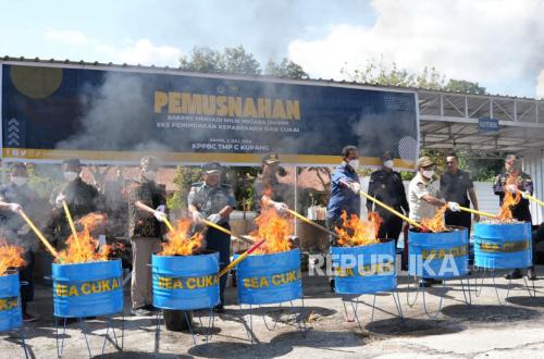 Kupang Customs Destroys Rp 1.5 Billion in Illegal Goods to Protect Domestic Industry
