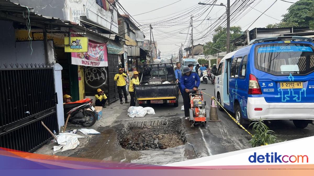 SDA Officers Reveal Assirot Road in West Jakarta Collapsed Due to Corrosion