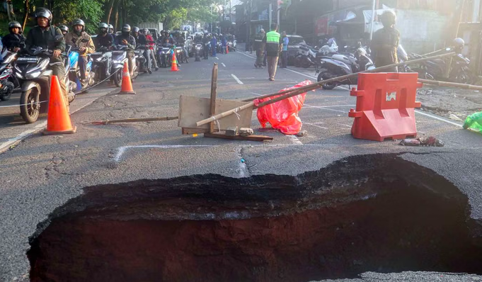 Jakarta Governor Pramono Instructs Immediate Repair of Sinking Road in Pulogadung