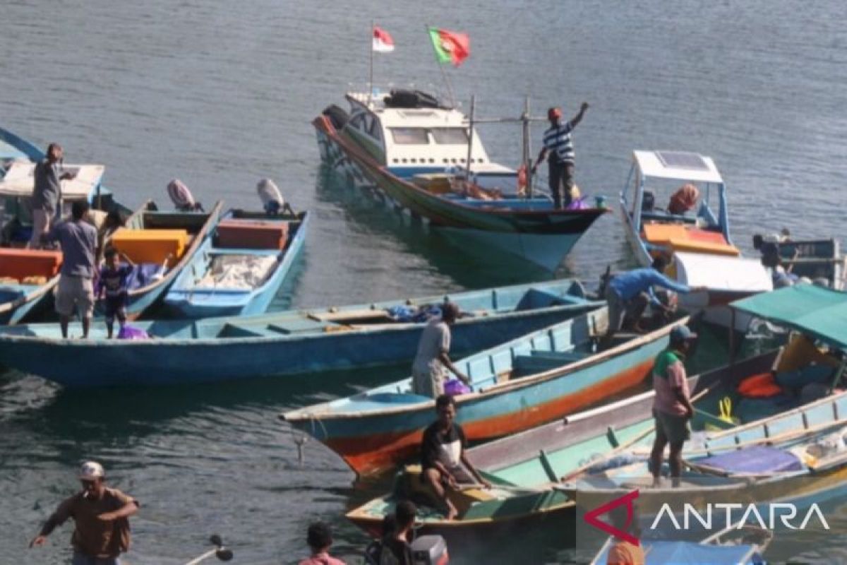 Indonesian Navy Provides Free Medical Services to Maluku Fishermen During Operation Segara Purla