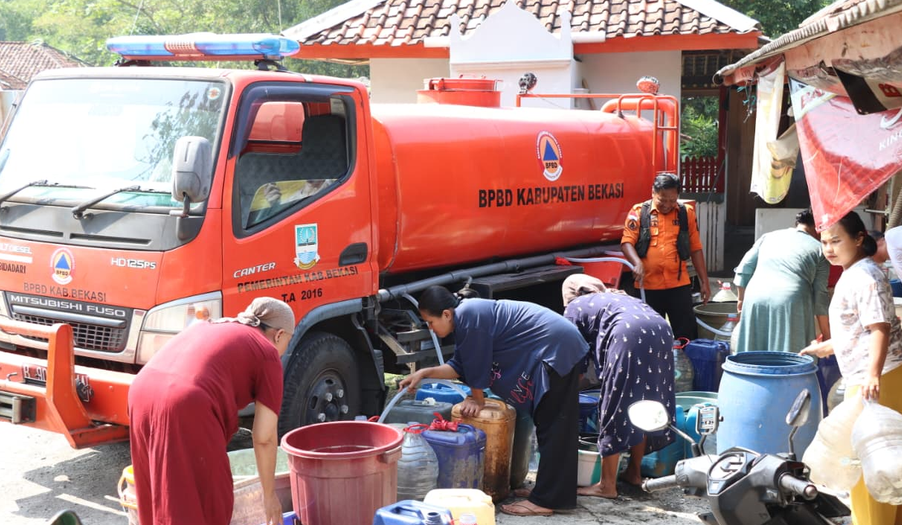 Bekasi Regency BPBD Distributes 10,000 Litres of Clean Water in Cibarusah