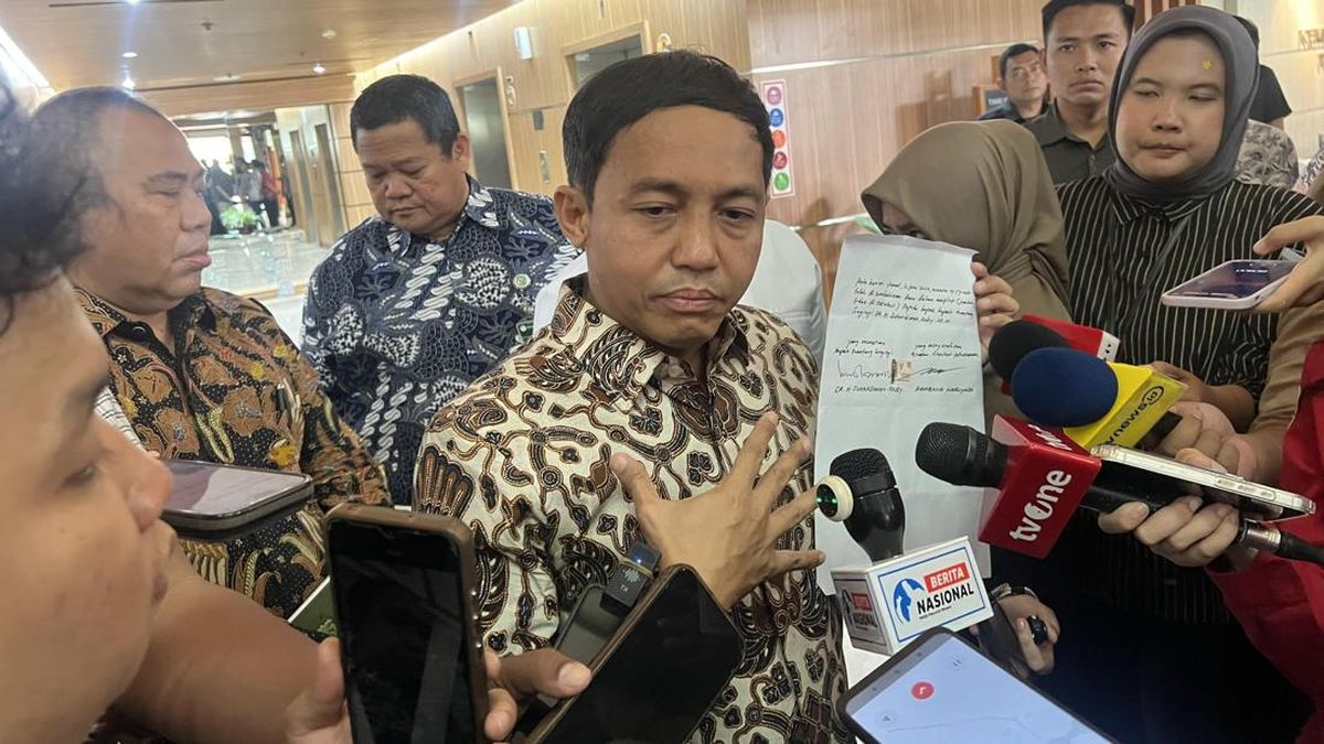 KPK Says Kuansing Regent's Envelope to Raja Juli Contained Singapore Dollars