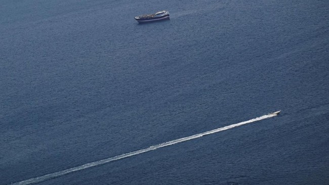 Strait of Hormuz Erupts Again: LNG Tanker Engulfed in Flames After Missile Strike