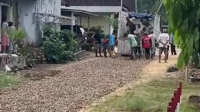 East Lampung Residents Use Clam Shells to Patch Potholes in Viral Video