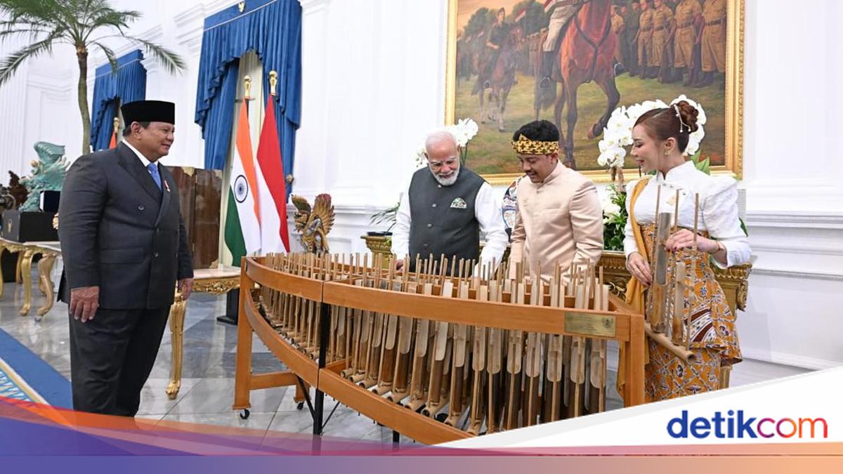 PM Modi Plays Angklung, a Gift from Prabowo