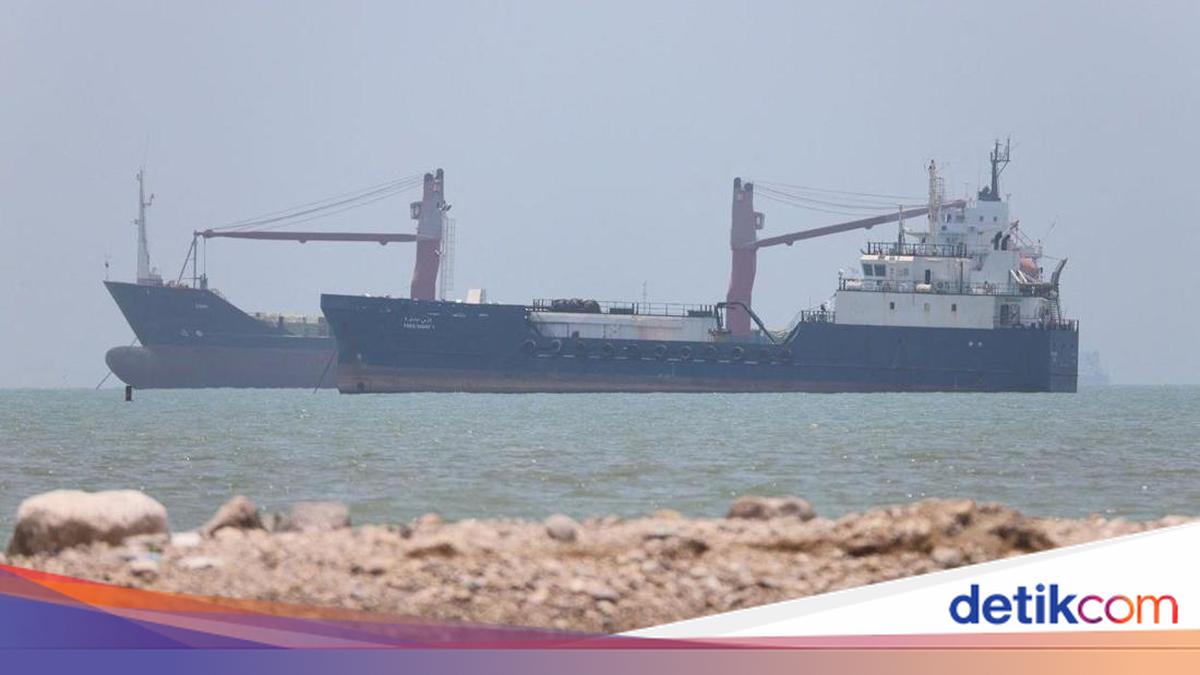 US Strikes Iran Again, Explosions Heard at Strait of Hormuz Port
