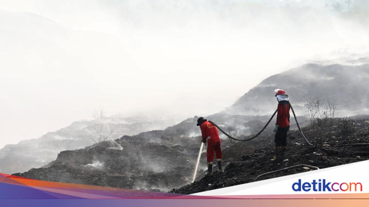 BNPB Deploys Special Methods to Extinguish Fire at Jatiwaringin Landfill