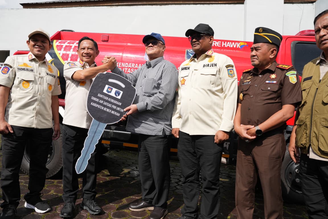 Government Hands Over Fire Engine to Improve Disaster Services in Aceh