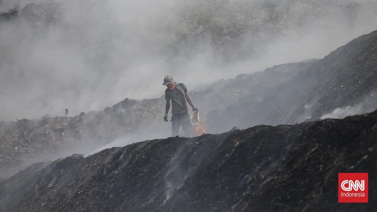 Smoke Still Blankets Jatiwaringin Landfill on Ninth Day of Fire