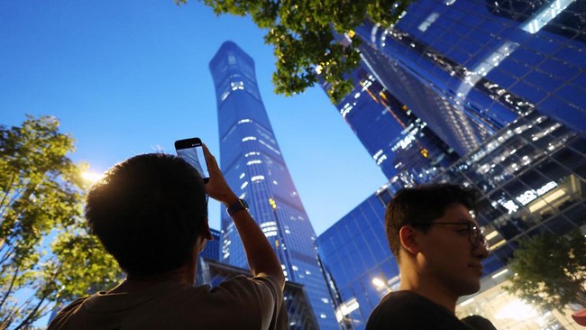 Plane Crashes into Beijing's Tallest Skyscraper, Pilot Suspected of Suicide