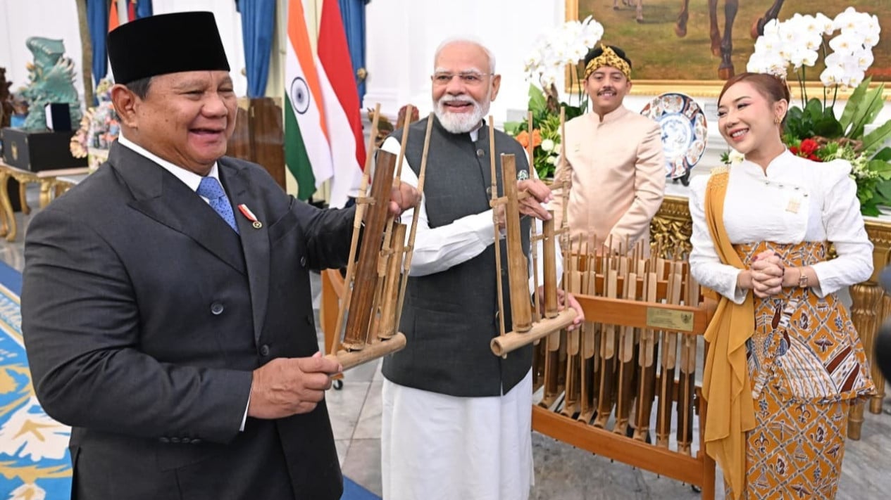 Prabowo Gifts PM Modi an Angklung Set as Bollywood Classic Echoes Through the Palace