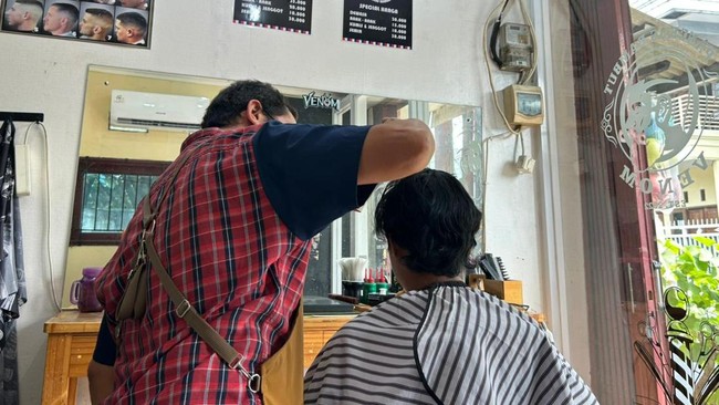 Indonesian Barbershop Owners Face New Phenomenon as Conditions Shift Drastically