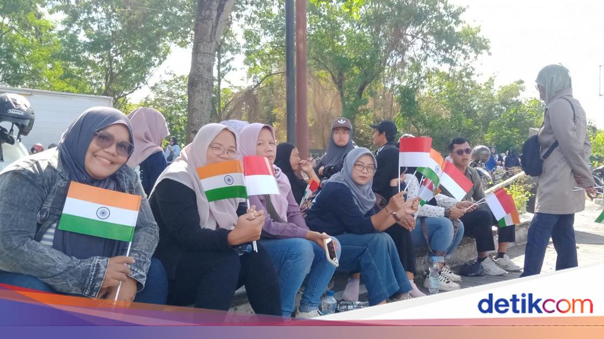 SPPG Employees Welcome President Prabowo and Indian PM Modi at Prambanan