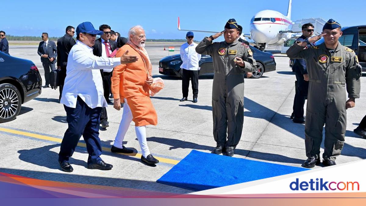 Prabowo and Indian PM Modi Visit Prambanan Temple by Helicopter