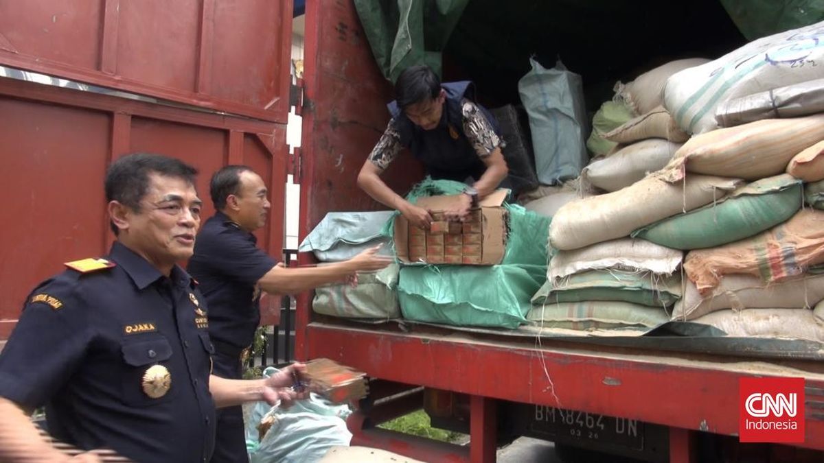 Illegal Cigarette Warehouse in Serang Raided, 80 Bales Seized