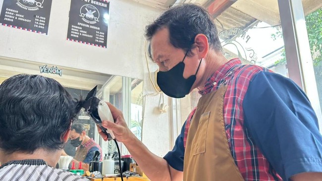 Fewer Indonesians Visiting Barbershops as Economic Uncertainty Bites