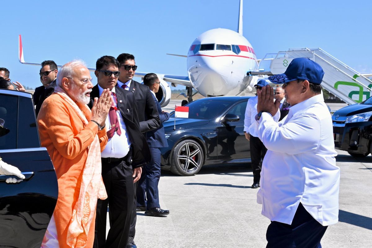 Prabowo and PM Narendra Modi Arrive at Prambanan Temple