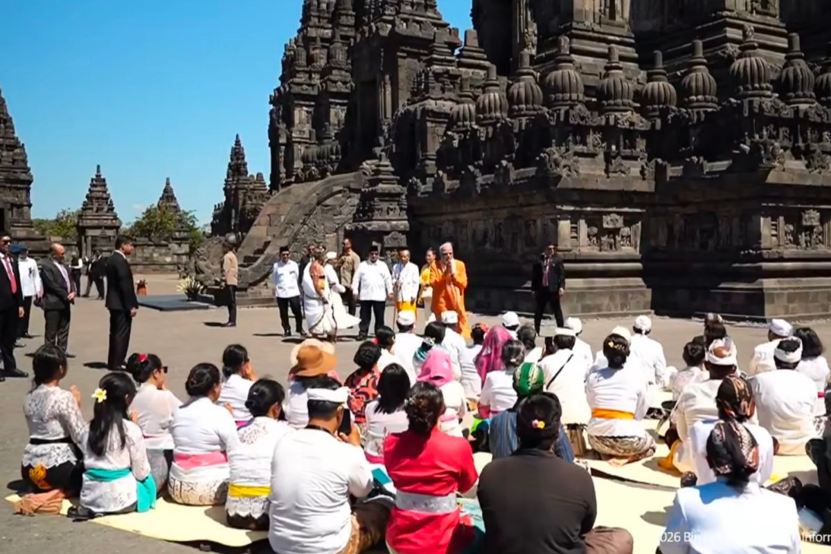 Prabowo and PM Modi Tour Prambanan Temple, Meet Hindu Worshippers