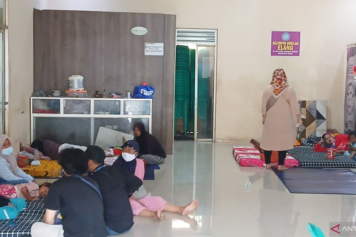 Police secure homes abandoned by Jatiwaringin landfill evacuees