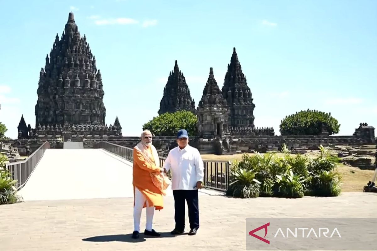 Prabowo and Modi View Prambanan Temple from Helicopter