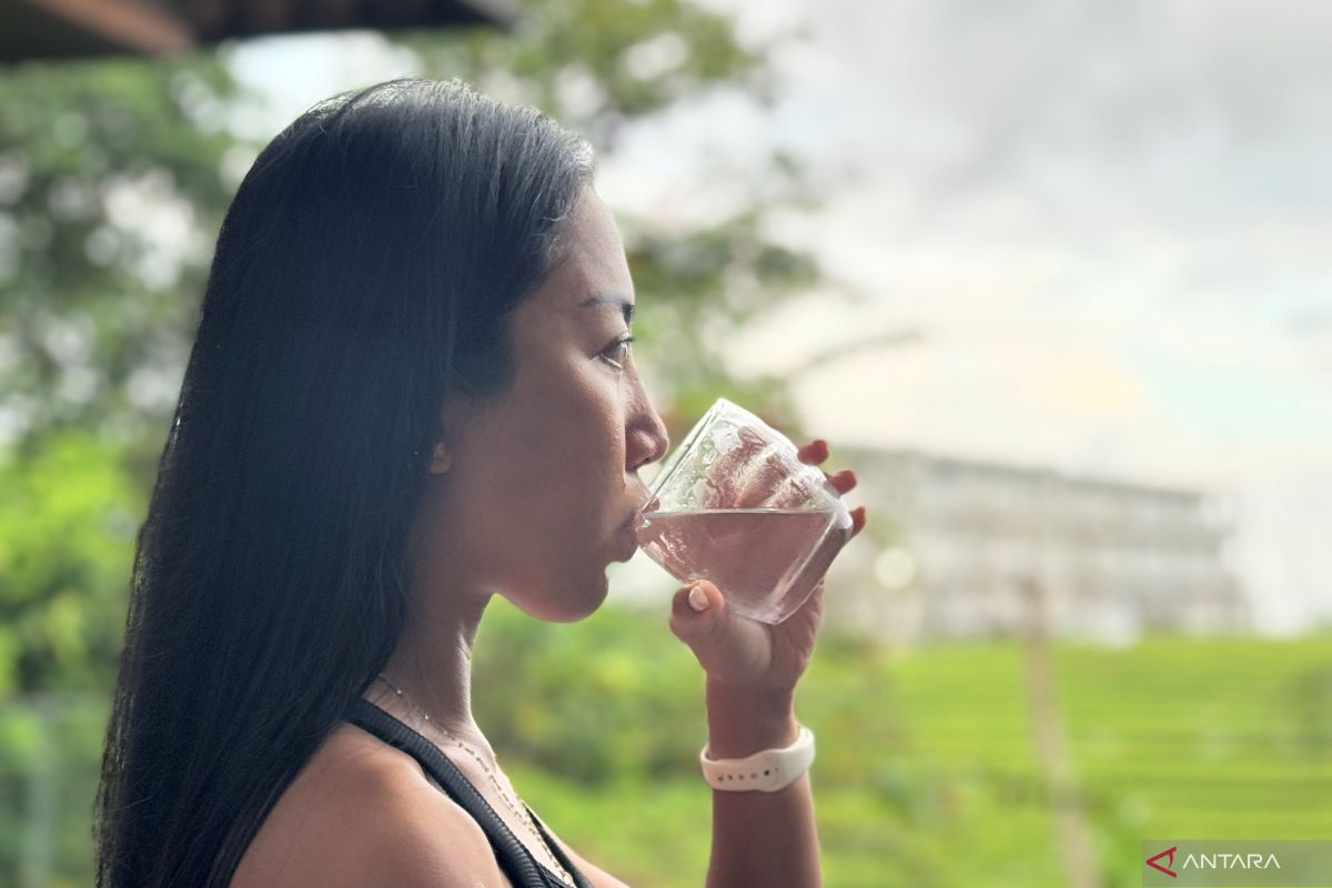 Monitor hydration through urine colour during hot weather