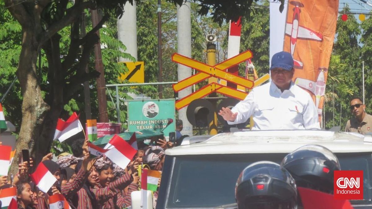 Prabowo Greets School Students and Residents in Sleman