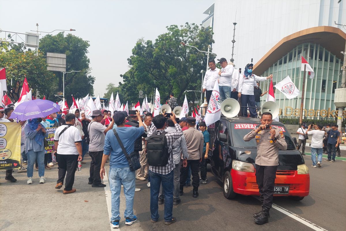 MBG Supporters Rally at National Nutrition Agency Office